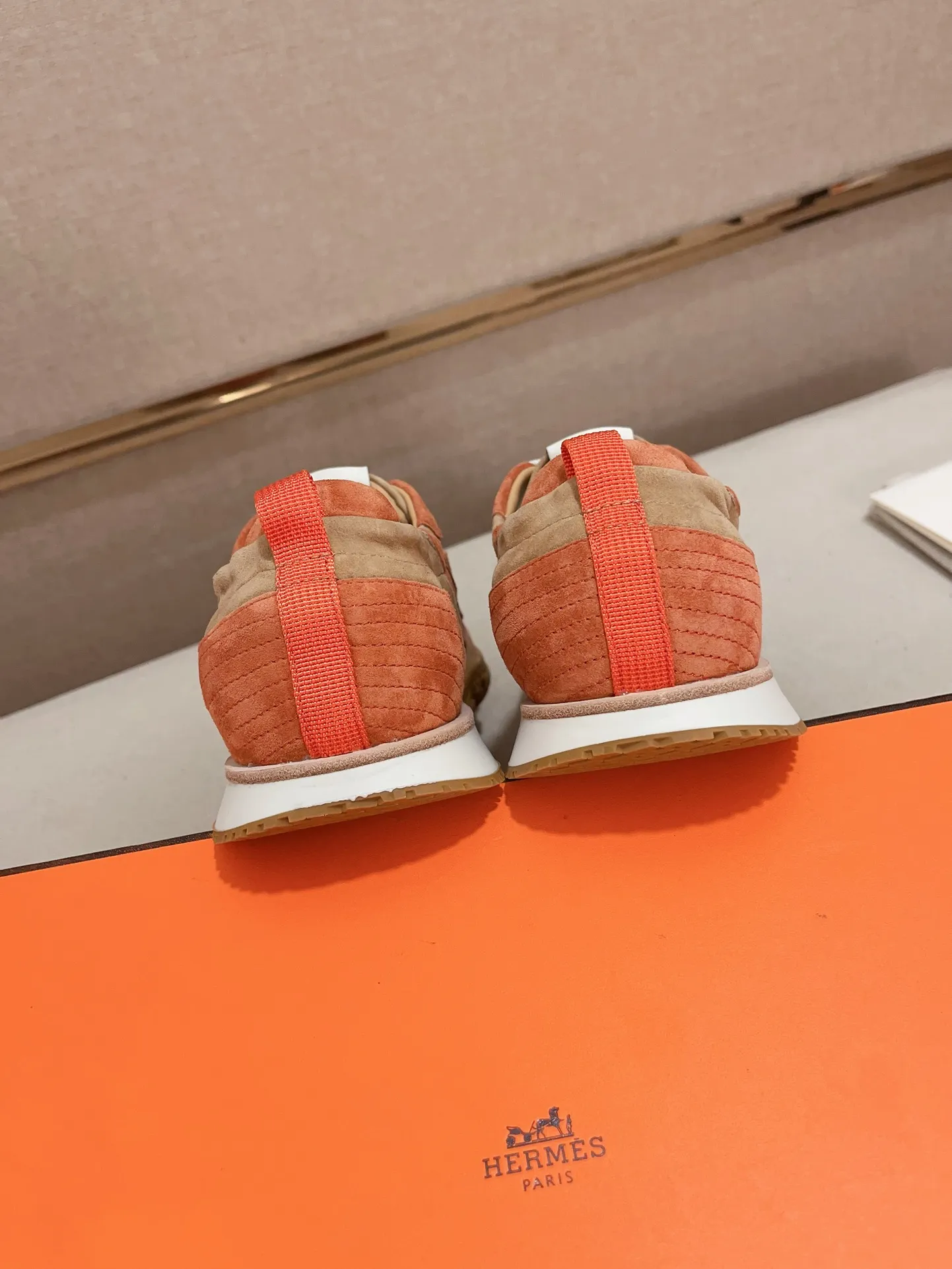 Men's men's shoes 💰: 720💰 Hermes top version # Couple style 💏 24ss casual sneakers Suede goatskin sneakers decorated with contrasting patterns and iconic "H" details, beautifully packaged at the delivery counter 🛍📦 Fabric: suede + cowhide Lining: mixed sheep lining Outsole: original TPU Bottom thickness: 2CM Size: 35-44
